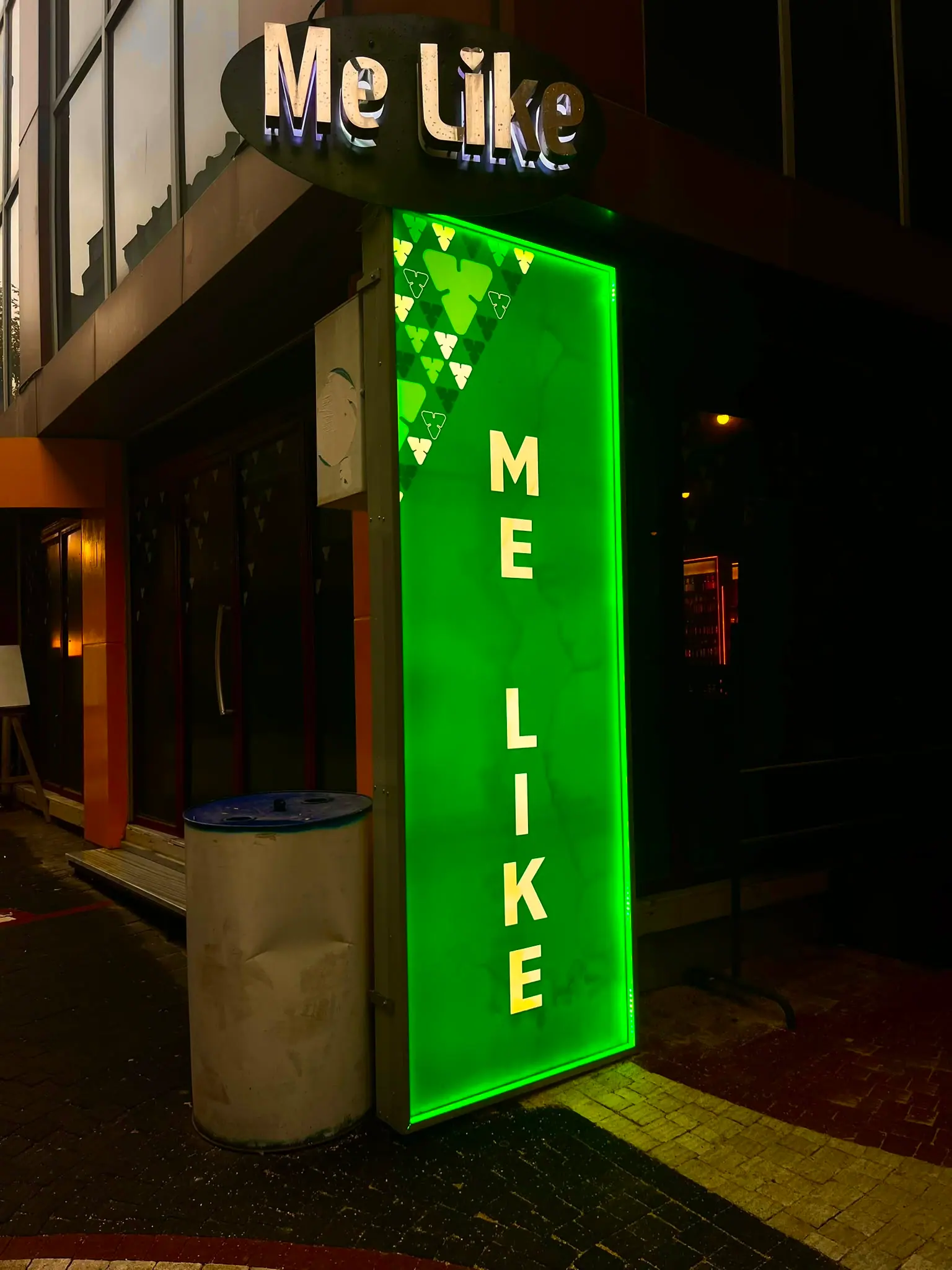 Me Like'ın girişi: akşam ışıkları yanan Me Like tabelası